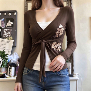 Camiseta de manga larga con estampado floral y cuello en V para mujer, estilo bohemio retro, con cordones en la cintura, elegante, ajustada y versátil para otoño e invierno. - Product Image 5