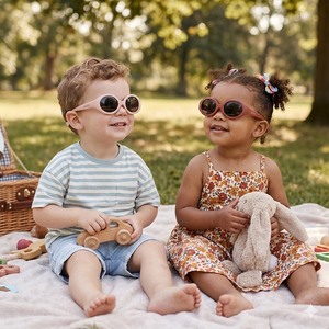 แว่นกันแดดโพลาไรซ์สำหรับเด็กพร้อมกรอบ TPE ที่ยืดหยุ่นได้สำหรับเด็กอายุ 6 เดือนถึง 3 ปี ป้องกันแสงสะท้อน ป้องกันรังสียูวี แว่นตาสำหรับเด็กวัยหัดเดิน - Product Image 1