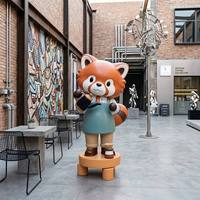 Statue de panda roux en fibre de verre personnalisée, grande sculpture de personnage pour café, entrée de café, vitrine de magasin de détail