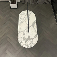 Table à manger ovale en marbre élégante et moderne, fabriquée à la main par Cammy Stone, avec finition Calaeatta blanche, pieds semi-ronds, pour la maison et l'hôtellerie