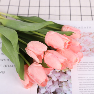 Vente directe d'usine LUYI, <span class=keywords><strong>fleurs</strong></span> <span class=keywords><strong>artificielles</strong></span>, tulipes en vrac pour la décoration de mariage, <span class=keywords><strong>fleurs</strong></span> de tulipes <span class=keywords><strong>artificielles</strong></span> réalistes au toucher, couleur rose - Product Image 3