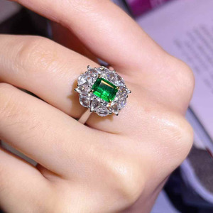 Bague en émeraude naturelle de qualité collectionneur Muzo Green Zambia 0,9 ct, halo de diamants en or 18 carats, 19 pierres, 0,974 ct, bijou de luxe - Product Image 3