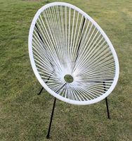 Chaise Acapulco à tube exposé de style asiatique et table basse en osier de rotin Mobilier d'extérieur au design tropical