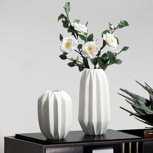 Vente en gros de vases géométriques nordiques en céramique pour la décoration intérieure Vases à fleurs de table en céramique blanche en porcelaine <span class=keywords><strong>origami</strong></span> pour la décoration intérieure - Product Image 4