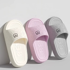 <span class=keywords><strong>Chaussons</strong></span> tendance pour femmes, semelle souple, imprimé ours de dessin animé, claquettes d'intérieur, chaussures d'été fraîches pour hommes, pour la salle de bain et l'extérieur, pour couple - Product Image 1