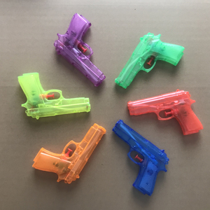 Commercio all'ingrosso per bambini logo personalizzato rosa giallo viola di colore plastica mini a buon mercato divertente piscina giocattolo a spruzzo trasparente piccola pistola ad acqua portatile