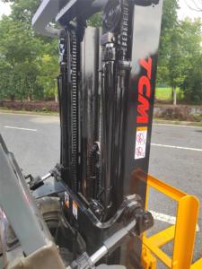 Chariot élévateur TCM de 3 tonnes d'occasion avec cabine entièrement fermée, élévateur industriel à moteur diesel, faible kilométrage, adapté aux environnements froids et humides - Product Image 6