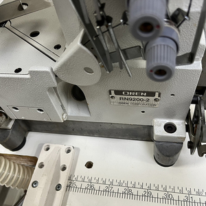 Máquina <span class=keywords><strong>de</strong></span> coser industrial <span class=keywords><strong>de</strong></span> cama cilíndrica para ropa, para dobladillos <span class=keywords><strong>de</strong></span> ropa interior masculina y camisetas, con motor <span class=keywords><strong>de</strong></span> puntada <span class=keywords><strong>de</strong></span> seguridad y triple aguja, nueva RN9200-2 - Product Image 3