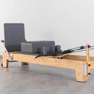 Réformateur de Pilates professionnel avec cadre en chêne, rail en alliage d'aluminium coréen lisse renforcé de cuir microfibre et ressorts en fil de piano - Product Image 3