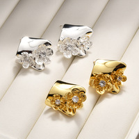 Boucles d'oreilles élégantes et tendance, clous d'oreilles carrés plissés géométriques irréguliers avec fleurs en zircon, style européen et américain, vente en gros