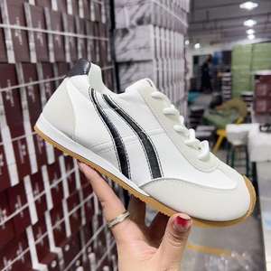 Nouvelles chaussures de style de marche pour hommes et femmes en liquidation grande quantité à bas prix - Product Image 1