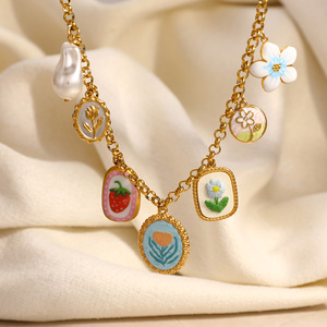 Collier Pendentif Thème Floral en Acier Inoxydable Plaqué Or 18 carats avec Plusieurs Breloques – Idéal pour le Quotidien et les Voyages - Product Image 4