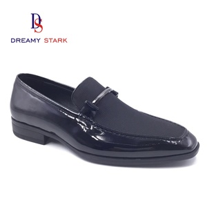 Zapatos Negros de Piel Genuina con Acabado Brillante, Cómodos y Ligeros, Estilo Ejecutivo para Oficina, Líneas Suaves, Diseño con Logotipo Personalizado - Product Image 1