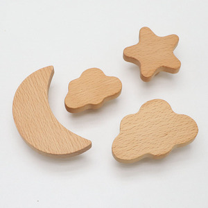 Diseño de lujo Manija de cajón de madera natural Estrella Luna Nube Sombrero Ganchos Montado en la pared Dormitorio Niños Colgando Ropa Ganchos de pared de madera - Product Image 1