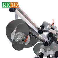 Applicateur automatique d'étiquettes adhésives pour le dessus et les côtés des boîtes, avec machine d'étiquetage de sécurité double face de type L pour les coins