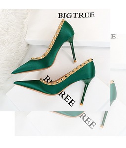 Escarpins de luxe à talons hauts et Rivets pour femmes, Escarpins à talons aiguilles en soie, escarpin grande taille, <span class=keywords><strong>chaussures</strong></span> de <span class=keywords><strong>mariage</strong></span> et de bal, 9.5cm - Product Image 4