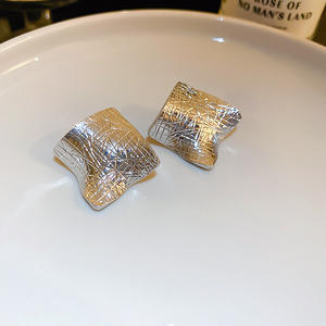 Pendientes de tuerca cuadrados plisados con aguja de plata para mujer, aretes de metal personalizados, temperamento versátil a la moda, venta al por mayor - Product Image 6