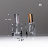 Flacon de parfum carré en verre C410 de 15 ml le plus populaire avec pulvérisateur à pompe, finition sérigraphiée or, argenté, noir et boîte