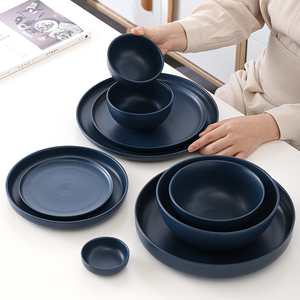 Ensemble de couleur bleu marine mat porcelaine forme ronde Style nordique vaisselle dîner assiettes et bols à bords vaisselle en gros - Product Image 1