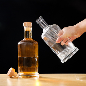 Bouteilles rondes en verre nervuré <span class=keywords><strong>de</strong></span> marque privée personnalisées avec couvercle en liège <span class=keywords><strong>Bouteille</strong></span> <span class=keywords><strong>de</strong></span> vin <span class=keywords><strong>de</strong></span> 750ml pour liqueur Vodka Brandy <span class=keywords><strong>Rhum</strong></span> Gin <span class=keywords><strong>Bouteille</strong></span> d'emballage - Product Image 1