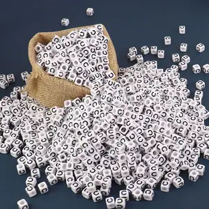 100 peças 6x6MM Plástico Acrílico Inglês Branco Cube Letter Beads Alfabeto Beads Texto Acrílico Beads Para Fazer Jóias Material