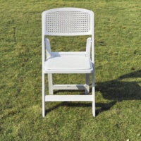 Chaise pliante en résine empilable multicolore avec dossier perforé et assise rembourrée pour événements, mariages, restaurants, fêtes, utilisation en extérieur et en intérieur