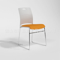 Chaise de bureau empilable pour la formation des cadres de restauration pour la salle de réunion Hôtel École Meilleure chaise de bureau ergonomique