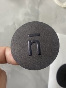 맞춤형 로고 다이컷 자가 접착 텍스처드 종이 엠보싱 라벨 금박 3D 엠보스 스티커 - Product Image 5