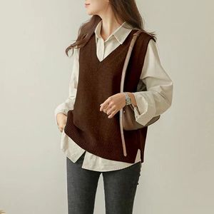 <span class=keywords><strong>Un</strong></span> gilet lavorato a maglia con scollo a V in stile coreano per abbigliamento femminile, caratterizzato da <span class=keywords><strong>un</strong></span> <span class=keywords><strong>maglione</strong></span> autunnale <span class=keywords><strong>senza</strong></span> <span class=keywords><strong>maniche</strong></span> ampio e rilassato. - Product Image 4