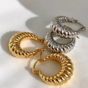 Boucles d'oreilles créoles en acier inoxydable plaqué or 18 carats, motif croissant, bijoux géométriques, boucles d'oreilles contour Huggie pour femmes - Product Image 1