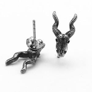 Pendientes con forma de ciervo de acero y titanio plateado tibetano con diseño de zodiaco animal de Yunnique para hombres y mujeres - Product Image 2