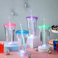 Gobelet globe de neige illuminé dans l'obscurité Party Favor, Gobelets LED à double paroi de 16 oz Glow Cups Tasses de voyage Cadeaux avec 3 couleurs