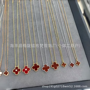 Collier Trèfle à Quatre Feuilles Haut de Gamme Unisexe en Tungstène Plaqué Or 18K avec Chaîne Croisée en Nacre, Pendentif de Luxe Tendance pour le Quotidien - Product Image 3