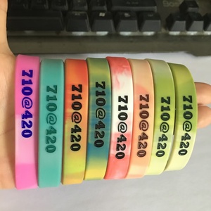 Pulsera de Silicona Personalizada, Brazalete de Goma Impermeable Rosa y Negro para Eventos, Actividades de Aficionados y Uso Diario - Product Image 3
