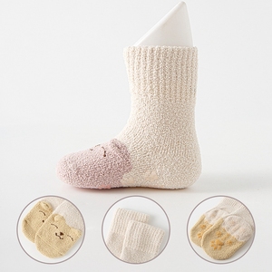 Hstyle nouveau-né enfant en bas âge doux chaussettes chaudes avec oreilles d'ours 3D décontracté équipage enfants chaussettes avec colle antidérapante corail velours chaussettes cadeau de <span class=keywords><strong>naissance</strong></span> - Product Image 1