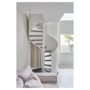 Escaliers en spirale sur mesure avec matériaux mixtes, marches en <span class=keywords><strong>bois</strong></span> massif, poutre en acier noir et balustrade en verre - Product Image 5