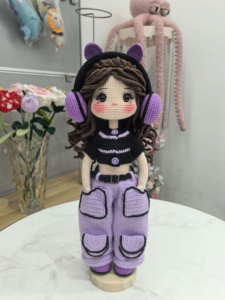 Muñeca Amigurumi de Ganchillo Hecha a Mano con Audífonos de Ganchillo - Product Image 2