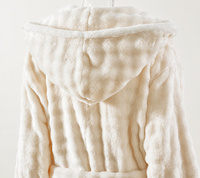 Peignoir à capuche en flanelle texturée à bulles avec bordure en fausse fourrure blanche, vêtements d'intérieur d'hiver pour hôtel, fournisseur en gros personnalisé