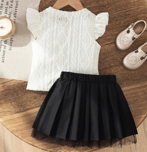 Set di Abbigliamento per Bambine 2026, Camicia Bianca con Fiori + Gonna Nera <span class=keywords><strong>in</strong></span> <span class=keywords><strong>Tulle</strong></span> Plissettata, 2 Pezzi, Completo Carino - Product Image 2