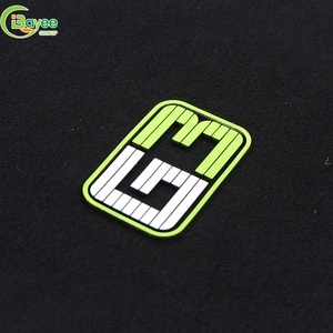 Patch thermocollant personnalisé en silicone 3D en relief, résistant à la décoloration, pour T-shirt et veste - Product Image 3
