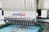 Équipement de broderie informatisée à tête unique REVHON avec 12/15 aiguilles pour la personnalisation de casquettes et une surface de 600 x 400 mm