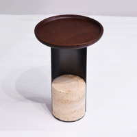 Table d'appoint ronde minimaliste en bois massif avec plateau beige et base en travertin, colonne métallique élégante pour chevet, maison ou bureau