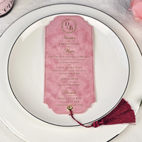 Carte de menu de mariage personnalisée en velours rose avec estampage à chaud doré, carte de table gaufrée pour réception et événement, avec pompon