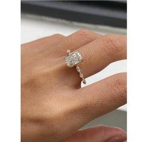 Anillo de Compromiso y Boda con Diamante Cultivado en Laboratorio, Corte Radiante de 3CT, Oro de 14K, Claridad VVS VS, Lujoso para Mujer, Certificado - Product Image 2