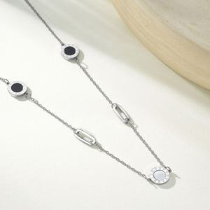 Collar de Acero Inoxidable Chapado en Oro de 14K de Moda al por Mayor, Exquisito Collar Romano con Concha Natural Negra, Joyería de Moda para Mujer - Product Image 4