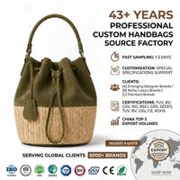 Bolso de cubo para mujer de paja tejida verde oliva con ribete de cuero PU, asa superior y cordón, OEM ODM al por mayor, estilo bohemio para primavera y verano