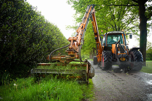 Cortacéspedes eficientes de corte y mulching de vegetación y sobrecrecimiento con componente de motor central - Product Image 4