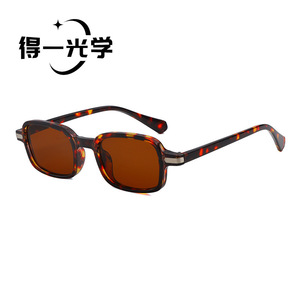 แว่นกันแดดทรงสี่เหลี่ยม De Yi Optics สีดำ PC UV400 ป้องกันแสงแดดสำหรับทุกเพศ - Product Image 3