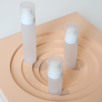 15ml 30ml 50ml bouteille à vide en plastique bouteille sans air portable ensemble bouteille à vide de presse de crème d'isolement