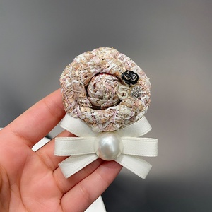 Broche Pequeno de Plástico Estilo Camélia Xiaoxiang com Pérolas Artesanais para Mulheres, Ideal para Camisas e Suéteres - Product Image 3